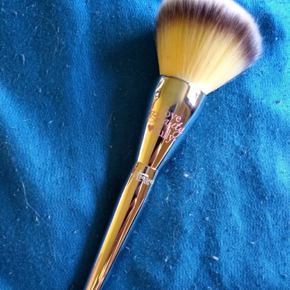 It cosmetics no 211 all over powder brush